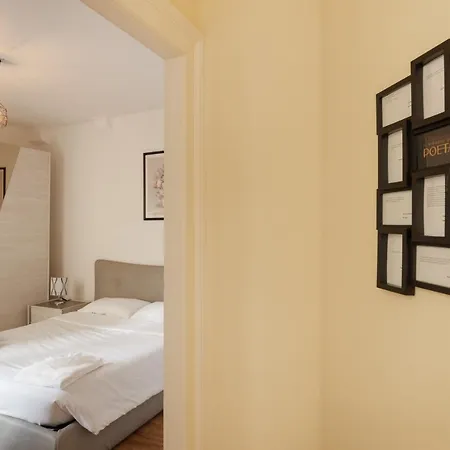 Appartement Un Risveglio In Rima, Foscolo A *