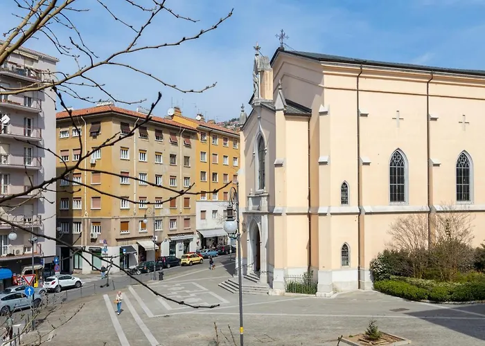 Con Parcheggio A Trieste, Foscolo Трієст